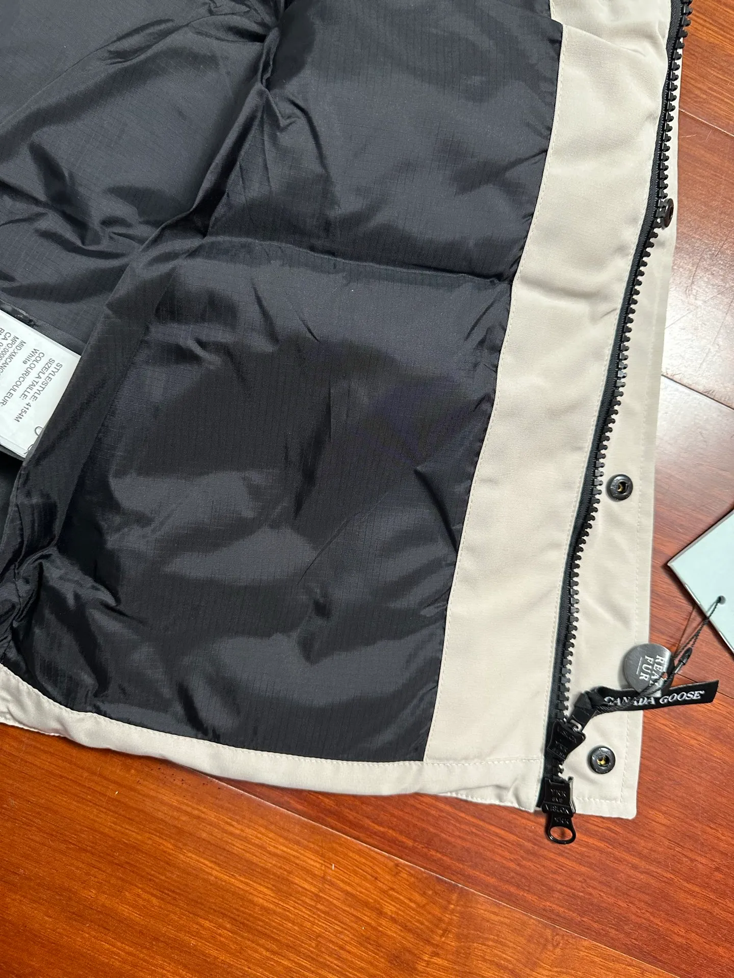 P520 Canada Goose down vest, dark gray and versatile, warm and stylish, easily adaptable to many styles, great for layering in autumn and winter~ There is only one protagonist in autumn and winter every year, and that is the goose. Any other category is a supporting role. Super stylish, simple and versatile, a must-buy item in autumn and winter. This excellent down vest can be freely layered with various clothes, it can be worn with T-shirts, sweaters, sweaters, and thin cotton, and it is made of wear-resistant fabric without being pretentious! Color: black, gray, white Size: XS, S, M, L, XL, XXL